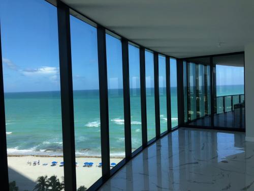 Enjoy the Atlantic ocean while our movers in Sunny Isles Beach handle everything else.